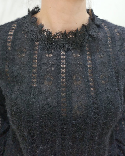 Blouse noire ajourée col brodé Jillian