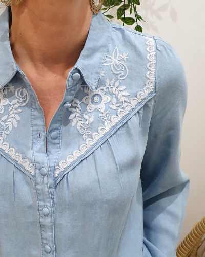 Chemisier femme bleu jean broderies fleuries