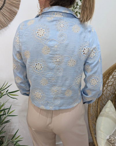 Chemisier femme bleu ciel à fleurs brodées beiges Héléna