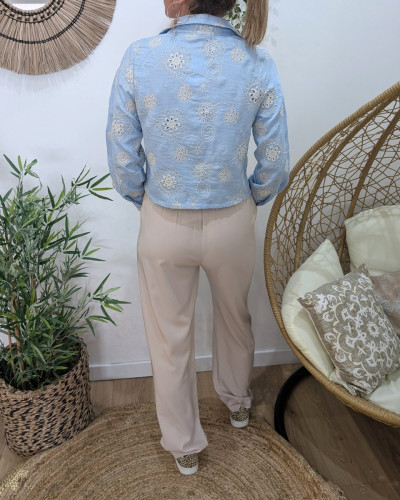 Chemisier femme bleu ciel à fleurs brodées beiges Héléna