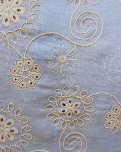 Chemisier femme bleu ciel à fleurs brodées beiges Héléna
