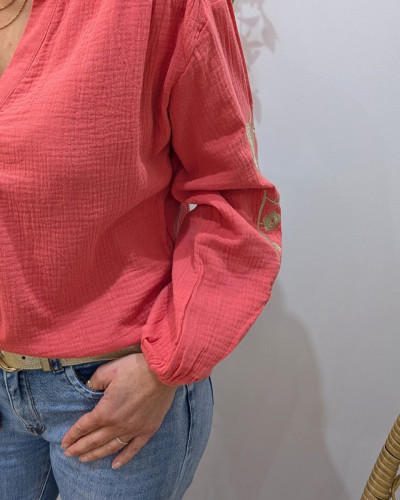 Chemisier femme corail coton gaze manches brodées fleurs dorées