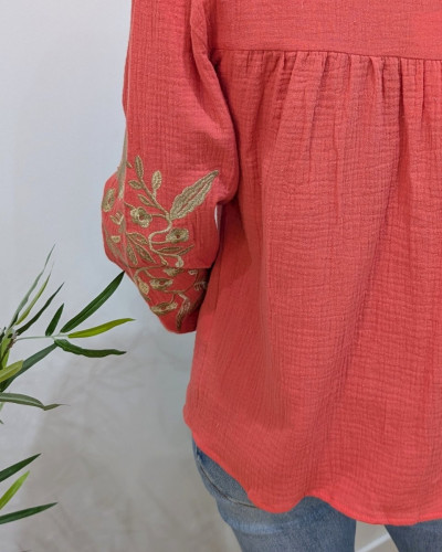 Chemisier femme corail coton gaze manches brodées fleurs dorées