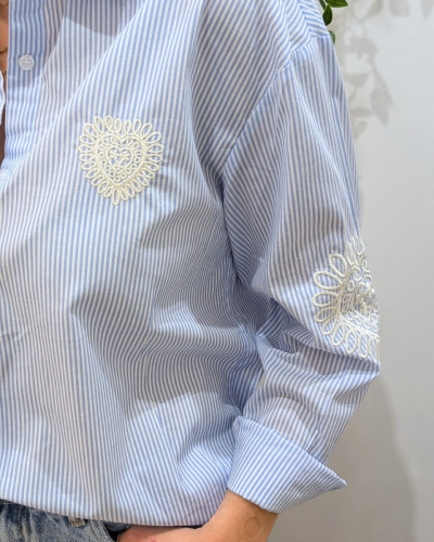 Chemisier femme rayé bleu ciel et blanc broderies coeurs