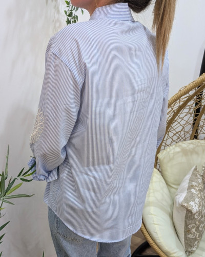 Chemisier femme rayé bleu ciel et blanc broderies coeurs