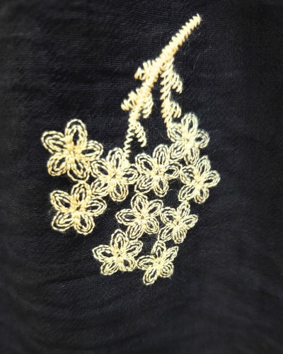 Chemisier femme noir broderies beiges Ambrine