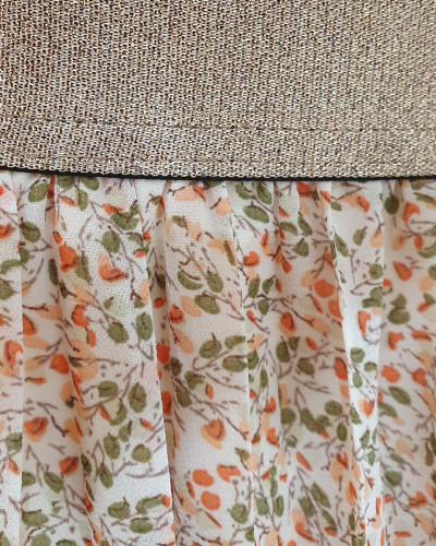 Jupe longue plissée beige petites fleurs corail