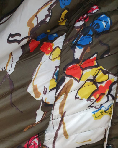 Doudoune kaki à capuche intérieur imprimés multicolores