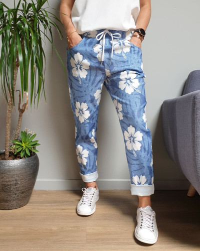 Pantalon fluide bleu grosses fleurs exotiques blanches