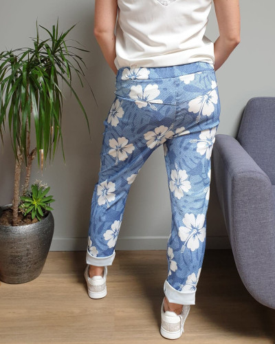 Pantalon fluide bleu grosses fleurs exotiques blanches