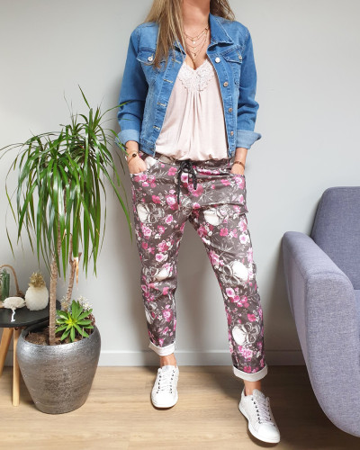 Pantalon fluide noir têtes de mort et fleurs blanches et roses