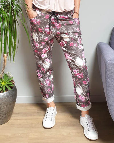 Pantalon fluide noir têtes de mort et fleurs blanches et roses