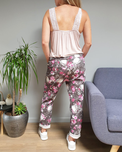 Pantalon fluide noir têtes de mort et fleurs blanches et roses