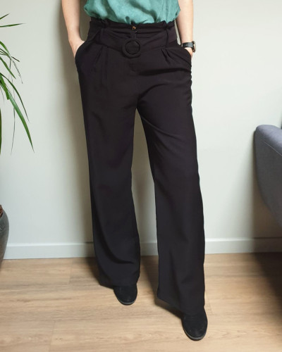 Pantalon fluide évasé noir taille haute ceinturé