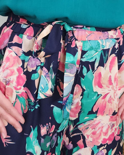 Pantalon femme fluide bleu marine fleurs roses et vertes Blandine 