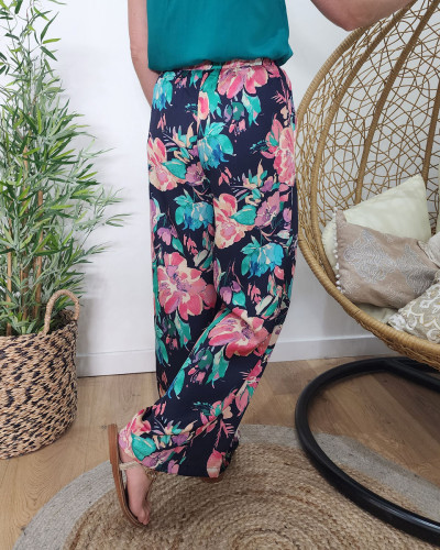 Pantalon femme fluide bleu marine fleurs roses et vertes Blandine 