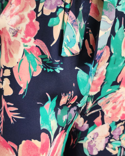 Pantalon femme fluide bleu marine fleurs roses et vertes Blandine 