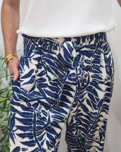 Pantalon femme fluide écru motifs bleu marine Bettina