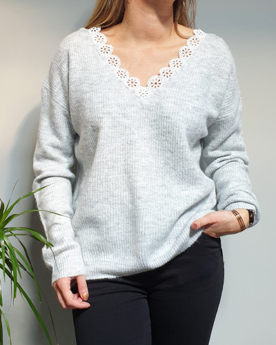 Pull maille fine col et dos V broderies fleuries