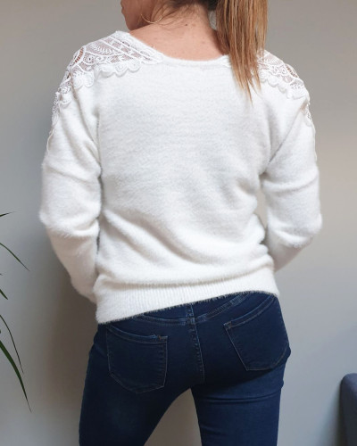 Pull blanc doux épaules brodées col V