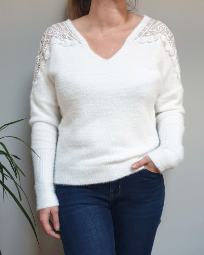 Pull blanc doux épaules brodées col V