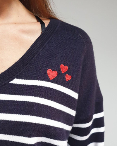 Pull marinière bleu rayures blanches coeurs rouges