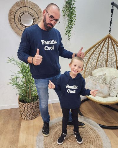 Sweat à capuche enfant bleu marine broderie Famille Cool