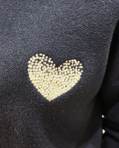 Pull femme noir broderie coeur dégradé dorée
