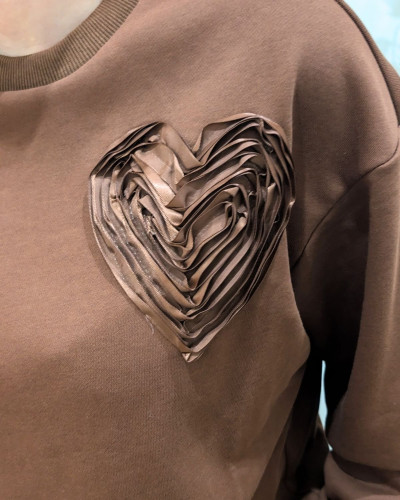 Sweat femme marron coeur relief satiné