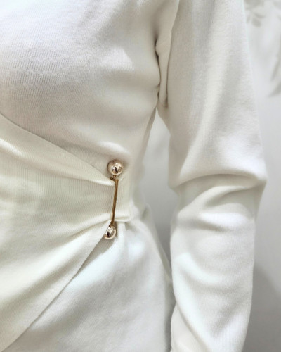 Pull fin femme asymétrique écru broche dorée