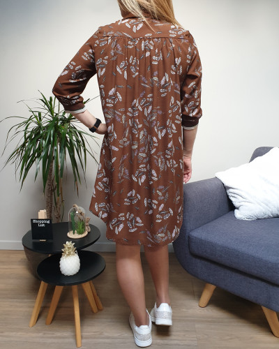 Robe chemise marron à plumes blanches vertes et mauves