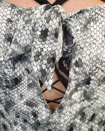 Robe droite grise et blanche motif python noeud dos