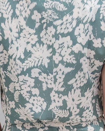 Robe femme vert amande fleurs et feuillages blancs