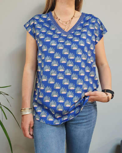 Blouse grande taille bleu roi motifs à plumes multicolores