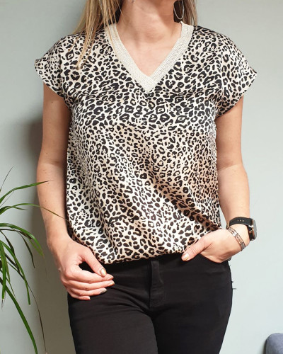 T-shirt imprimé léopard beige col V pailleté