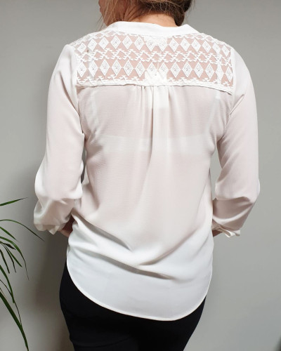 Blouse blanche épaules et dos ajourés ethnique