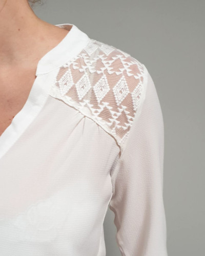 Blouse blanche épaules et dos ajourés ethnique