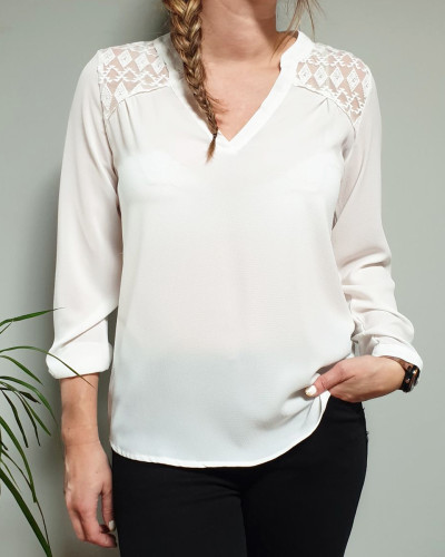 Blouse blanche épaules et dos ajourés ethnique