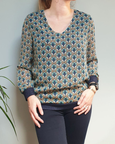 Blouse à motifs eventails bleus et jaunes bas et poignets pailletes