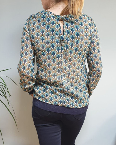 Blouse à motifs eventails bleus et jaunes bas et poignets pailletes