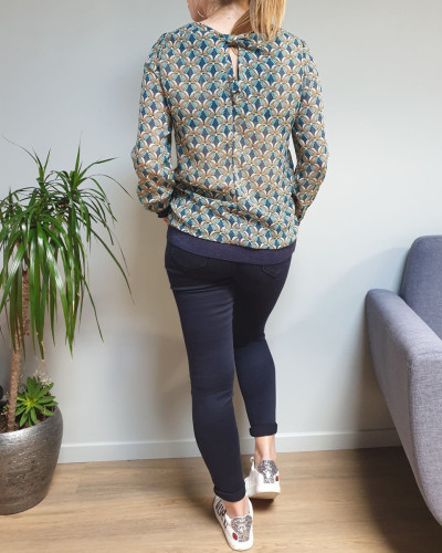 Blouse à motifs eventails bleus et jaunes bas et poignets pailletes