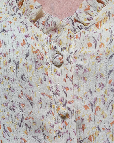 Chemisier jaune pâle motifs mauves orangés et volants