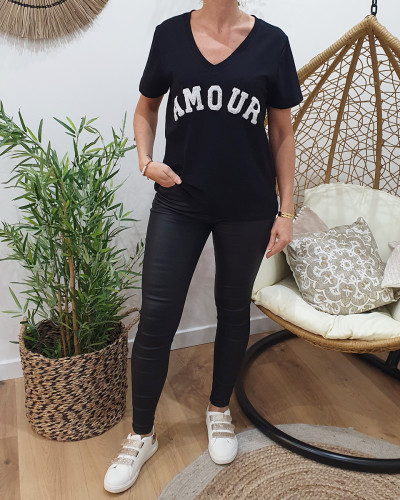 T-Shirt noir AMOUR blanc col V