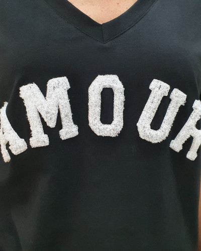 T-Shirt noir AMOUR blanc col V