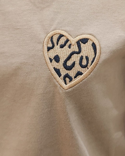T-shirt femme camel coeur léopard brodé col rond