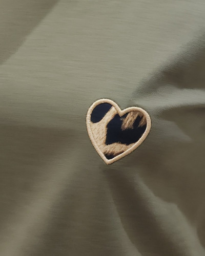 T-shirt femme kaki coeur léopard taupe