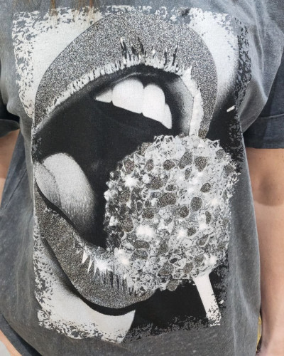 T-shirt femme gris délavé bouche pailletée argenté