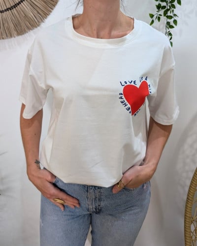 T-Shirt femme blanc coeur rouge Love is a kiss