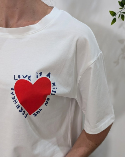 T-Shirt femme blanc coeur rouge Love is a kiss