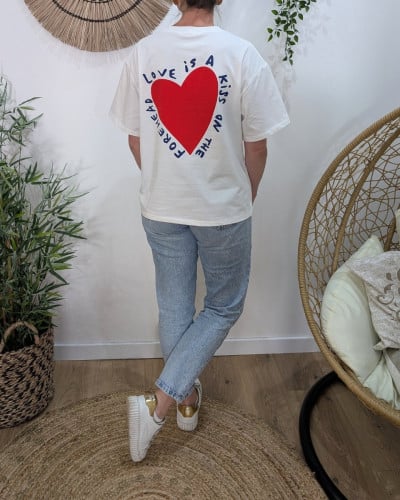 T-Shirt femme blanc coeur rouge Love is a kiss